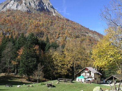 La radura di Pian delle Gorre, con l'omonimo rifugio| R. Pockaj