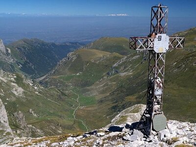 Una delle due croci, un poco spostata in basso, a Cima delle Saline | R. Pockaj