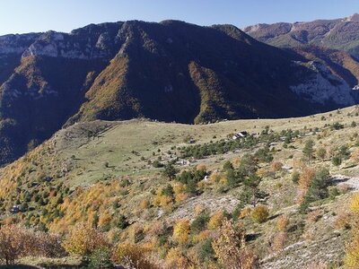 Pian Rosso e il Rifugio Mongioie (al centro della foto) dal sentiero per il Bocchino dell'Aseo | R. Pockaj