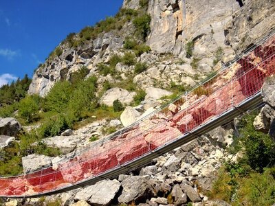 L'aerea passerella che passa sulla risorgenza delle Vene | G. Gallo